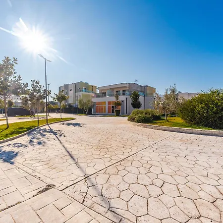 Perla Lalez Durres *