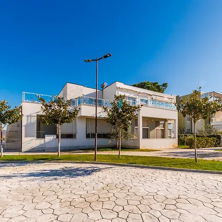 Perla Lalez Durres *